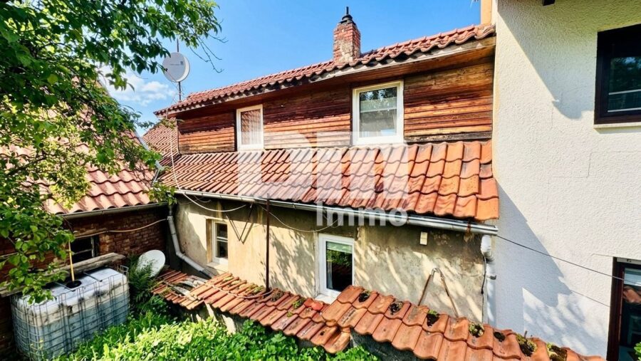 Großzügiges Einfamilienhaus mit moderner Heizung + Kachelofen in Arenshausen - Rückansicht